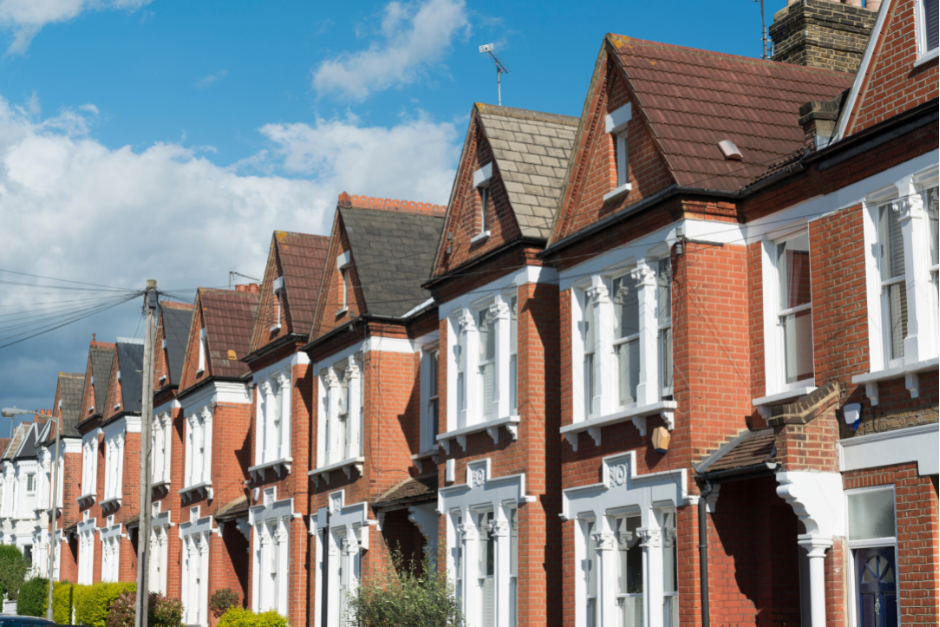 The average UK house price falls to £293,835